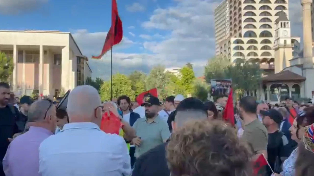 Dita e pestë e protestës për Zvërnecin, qytetarët mblidhen në sheshin “Skënderbej”: Mirëpresim të gjithë ata që janë braktisur nga PS dhe PD