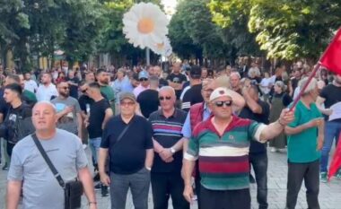 Ndërtimi i resortit në Zvërnec, zhvillohet protestë edhe në Korçë, qytetarë të shumtë mblidhen në bulevard