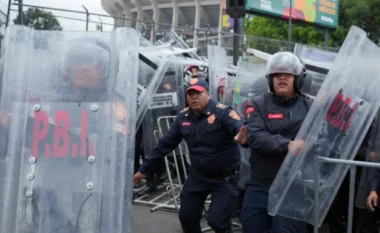 Kaos para ndeshje hapëse të Botërorit, policia përplaset me tifozët që tentuan të futeshin në stadium pa biletë