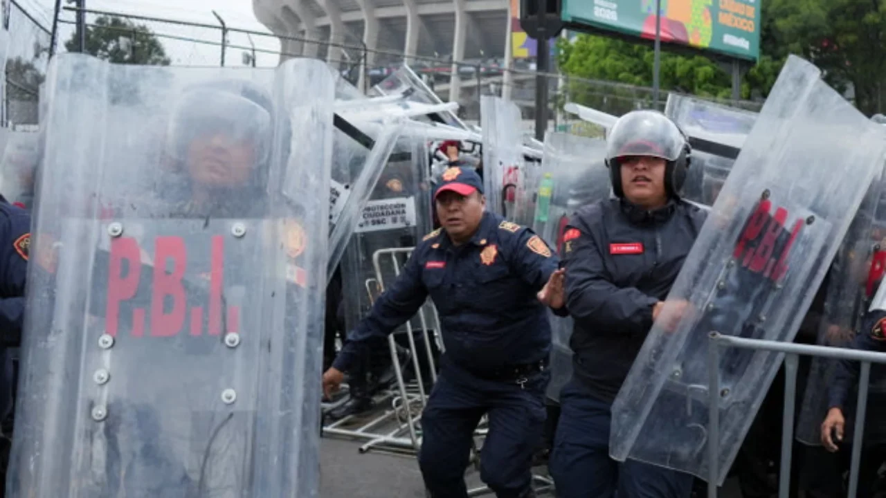 Kaos para ndeshje hapëse të Botërorit  policia përplaset me tifozët që tentuan të futeshin në stadium pa biletë