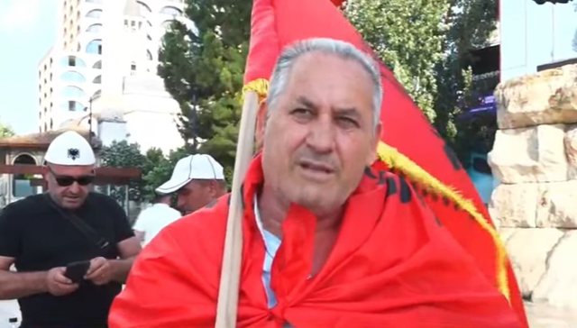 Shqiptarët nga Kosova i bashkohen protestës  Kërkojmë largimin e atyre që kanë dëmtuar këtë vend