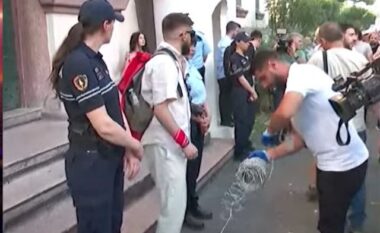 Qytetarët marrin ‘hak’ për Zvërnecin, rrethojnë Ministrinë e Brendshme me tela me gjëmba