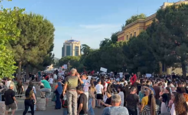 VIDEO/ Me këngë labe në sfond, qytetarët nisin marshimin drejt Kryeministrisë