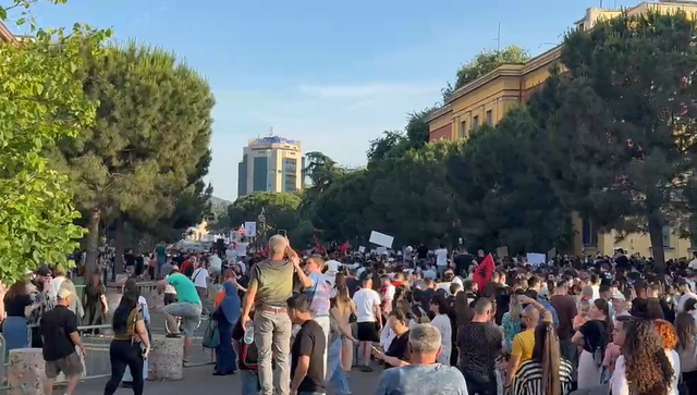 VIDEO  Me këngë labe në sfond  qytetarët nisin marshimin drejt Kryeministrisë