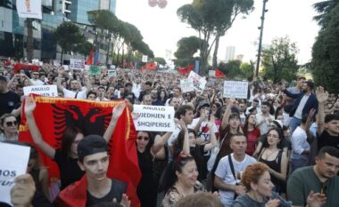 Pas më shumë se dy orësh përfundon protesta përpara Kryeministrisë, nesër qytetarët sërish tubim: Shqipëria nuk është në shitje