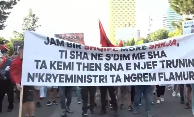 Qytetarët zbresin sërish në shesh, protestojnë kundër projektit në Zvërnec