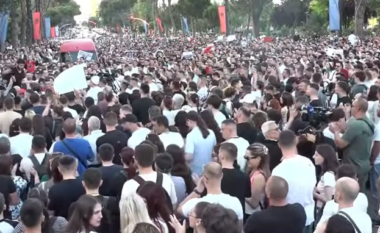 Protestuesit i bëjnë sërish thirrje kryeministrit Rama: Jep dorëheqjen, nuk ka dialog!