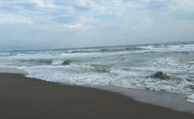 Tragjedia me dy të mbytur në Shëngjin, reagon policia e Lezhës: 5 të rinj nga Kosova u futën në det për t’u larë, por u morën nga dallgët
