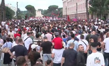 Protesta para Kryeministrisë, Policia hedh sërish gaz lotsjellës