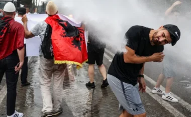 Protothema jehonë çështjes së Zvërnecit: Shpërthejnë protestat masive në Shqipëri për resortin e dhëndrit të Trump