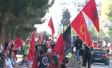 Dita e 6-të e protestës për Zvërnecin, qytetarët mblidhen në shesh me pankarta dhe flamuj në duar: Shqipëria nuk shitet