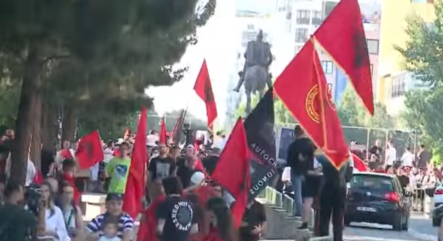 Dita e 6-të e protestës për Zvërnecin, qytetarët mblidhen në shesh me pankarta dhe flamuj në duar: Shqipëria nuk shitet