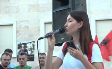 Qytetarja ndërpret fjalimin, humb një fëmijë në mes të turmës gjatë protestës