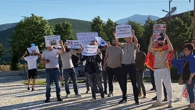 Me pankarta në duar  qytetarët dalin në protestë edhe në Kukës