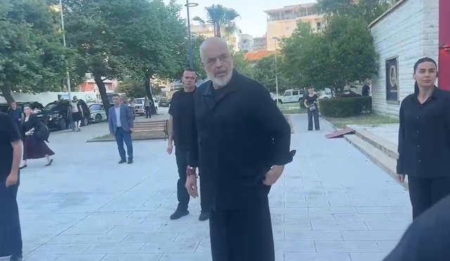 Protestat  Rama për gazetarin italian  Jeta vazhdon  punët ecin përpara  Unë i gjunjëzohem vetëm Giorgia Melonit