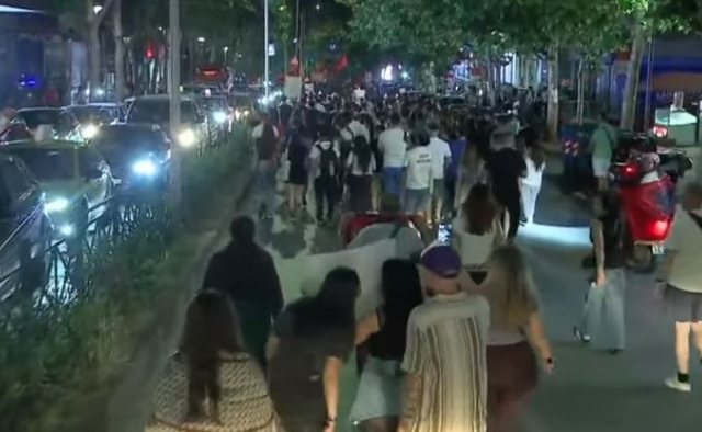 Qytetarët marshojnë në rrugët e kryeqytetit  makinat i përshëndesin me bori