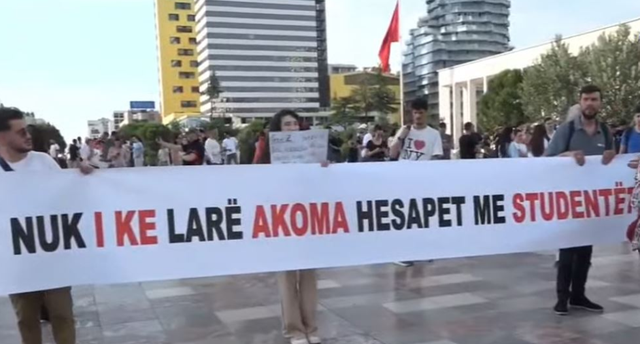Dita e 9 e protestës/ Qytetarët zbresin në sheshin “Skënderbej”, nis grumbullimi i tyre