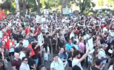 Mijëra qytetarë pushtojnë sheshin/ Aktivisti: Po organizohen avionë ‘charter’ nga Anglia me 450 shqiptarë, për t’iu bashkuar protestës