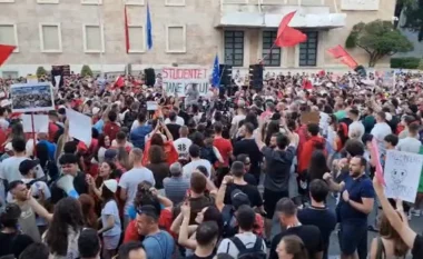 Pas tre orësh para Kryeministrisë, protestuesit nisin marshimin nëpër kryeqytet: Dorëheqje!