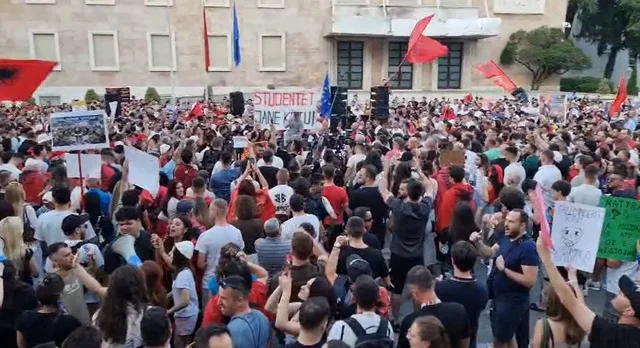 Pas tre orësh para Kryeministrisë, protestuesit ni