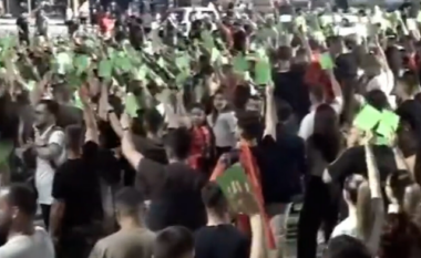 Protestuesit vijojnë marshimin mes makinave/ Shoferët fikin mjetet dhe mbështesin tubimin