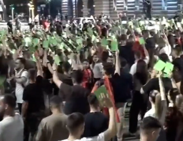 Protestuesit vijojnë marshimin mes makinave/ Shofe