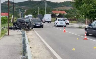 Aksident në aksin Pogradec-Qafë Plloçë, makina përplaset me trafik-ndarësen, plagoset një person