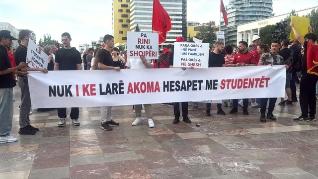 Dita e 12-të e protestës/ Mijëra qytetarë nisin marshimi drejt Kryeministrisë: O sot o kurrë!