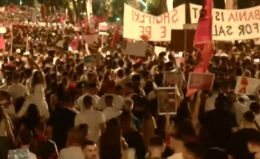 Mbyllet protesta, qytetarët vijojnë marshimin drejt rrugëve të Tiranës
