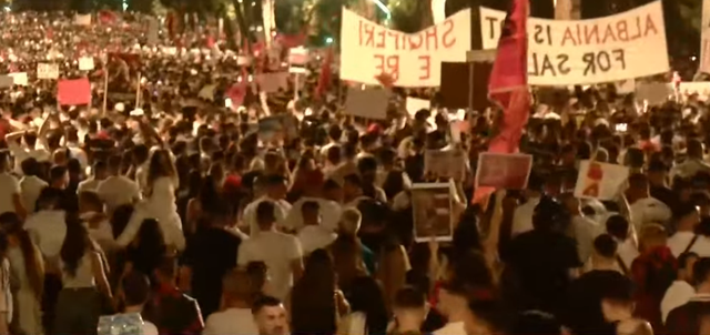 Mbyllet protesta  qytetarët vijojnë marshimin drejt rrugëve të Tiranës