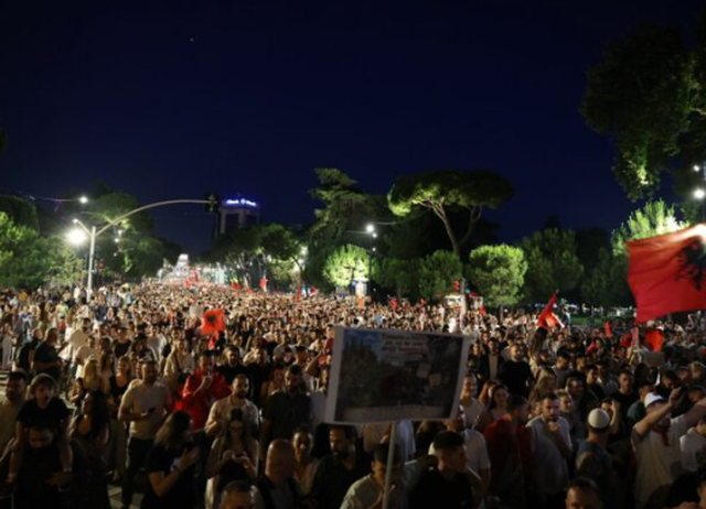 Protestuesit vijojnë marshimin  Jo 2 mijë  por 200 mijë deri sa të ketë drejtësi
