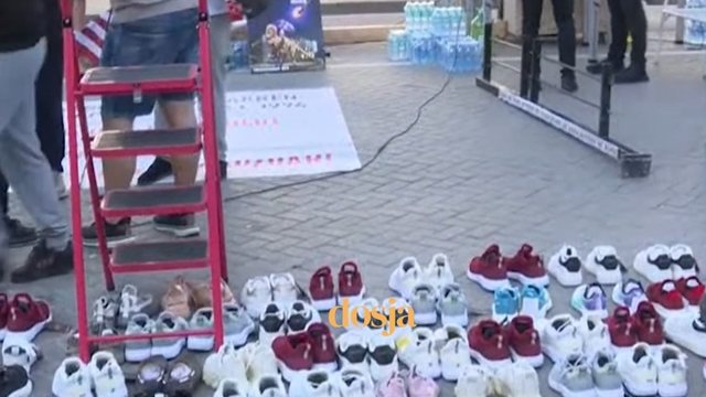 Qytetarët rreshtojnë atletet para Kryeministrisë  si simbol i largimit të rinisë nga Shqipëria