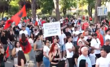 Diaspora sërish pjesë e protestës/ Me flamuj amerikanë dhe britanikë, qytetarët kërkojnë dorëheqjen e Ramës
