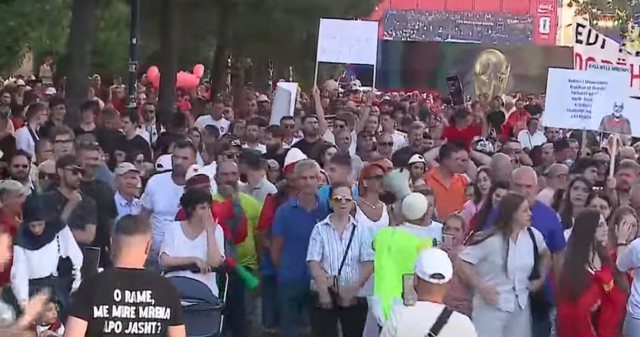Protestat e qytetarëve hyjnë në ditën e 16 të  vjen reagimi nga Amerika  Po ndiqen me vëmendje  investitorët kanë nevojë për besim