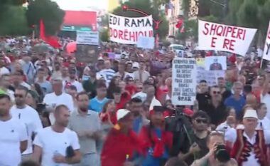 “Nga 83 deputetë, janë 82″/ Qytetari në protestën e 16-të: Marjana Koçeku u largua nga PS, i dhamë provat