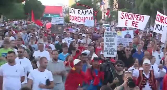  Nga 83 deputetë  janë 82   Qytetari në protestën e 16 të  Marjana Koçeku u largua nga PS  i dhamë provat