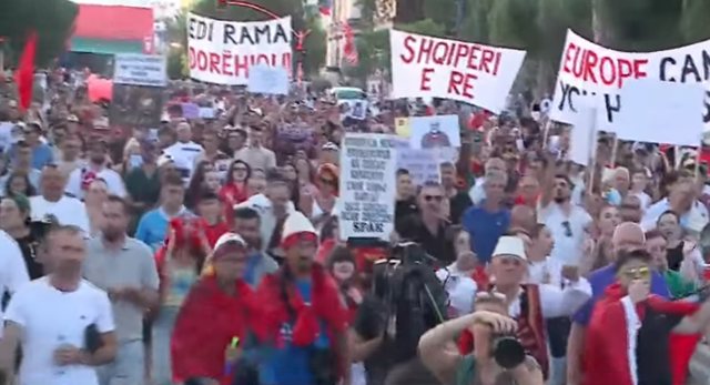 Mbyllet protesta në bulevard  nis marshimi  Ja itinerari i protestuesve