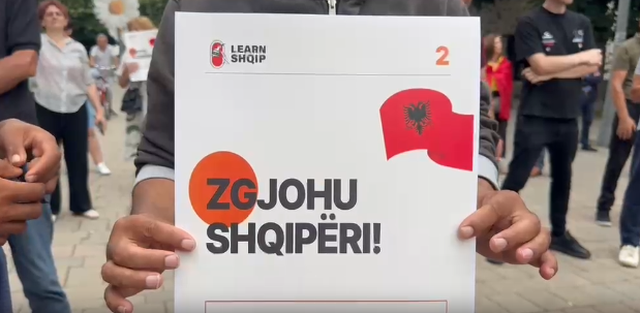 Protestë qytetare në Korçë  Turisët nga Hollanda motivojnë protestuesit  Të rinjtë duhet të rrinë në Shqipëri