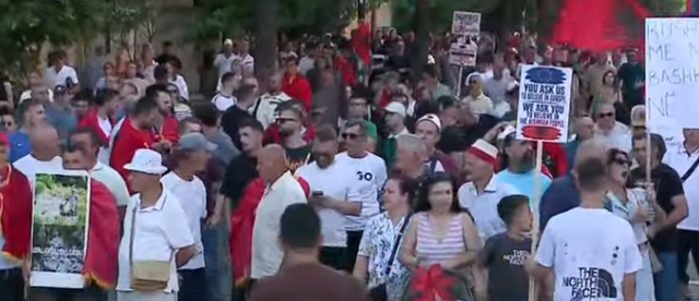 Protesta e 18 të për largimin e Ramës  Arben Kola  Fokusi është vetëm një  dorëheqje  Sot jemi në shesh për pensionistët