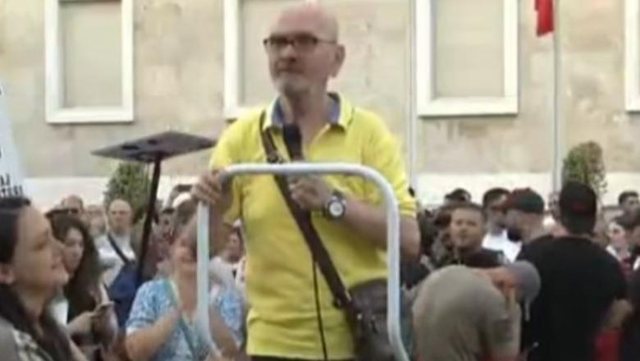 Thirrja e aktorit Mehdi Malkaj  Për dashurinë jap jetën  për atdheun jap dashurinë