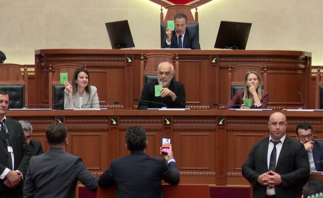 Tensione në parlament  Peleshi përjashton deputetin Agron Shehaj  Dil në oborr dhe bëj video për  TikTok un 