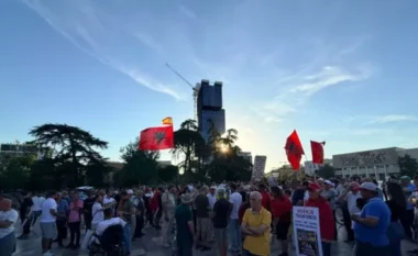 “Rama jep dorëheqjen”/ Dita e 19-të e protestës, nis grumbullimi i qytetarëve në sheshin “Skënderbej”