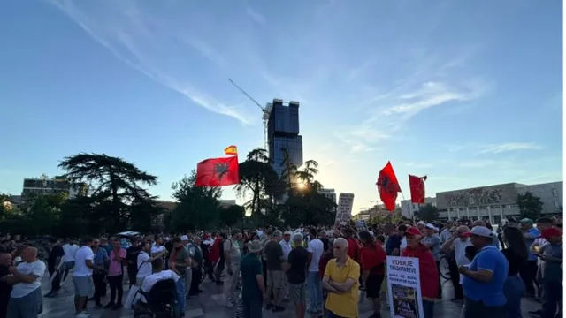  Rama jep dorëheqjen   Dita e 19 të e protestës  nis grumbullimi i qytetarëve në sheshin  Skënderbej 