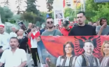 Protestuesit rrethuan Parlamentin, aktivisti Arben Kola: Ishte paralajmërim dhe test, këta horrat ta kuptojnë që ne do t’i hedhim në koshin e mbeturinave