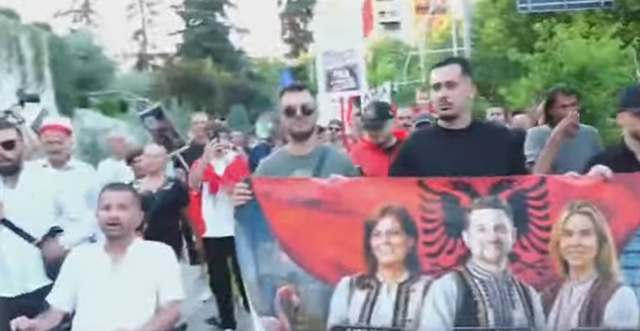 Protestuesit rrethuan Parlamentin  aktivisti Arben Kola  Ishte paralajmërim dhe test  këta horrat ta kuptojnë që ne do t i hedhim në koshin e mbeturinave