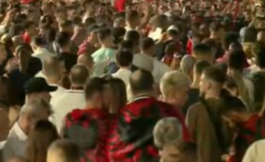 Protestesit mbyllin fjalimet para Kryeministrisë, nisin marshimin: Nesër më shumë