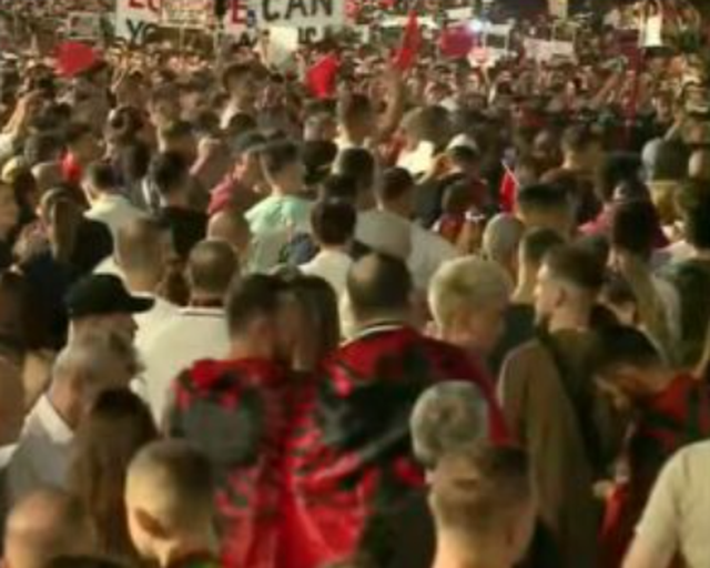 Protestesit mbyllin fjalimet para Kryeministrisë, nisin marshimin: Nesër më shumë