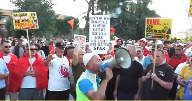  Nuk ka zgjedhje të parakohshme  atë e vendos sovrani   Aktivisti Arben Kola fton bizneset tu bashkohen tubimit  Mbyllni qepenët