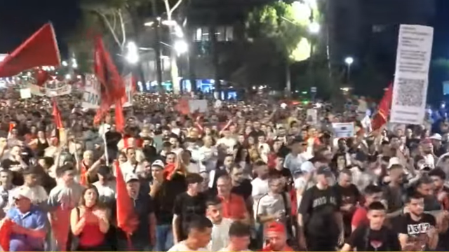 “Nesër më shumë me diasporën”/ Mbyllet protesta para Kryeministrisë, nis marshimi në rrugët e Tiranës!