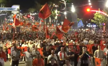 Pas fjalimit para kryeministrisë, protestuesit nisin marshimin masiv rrugëve të kryeqytetit: Rama në burg, Berisha në burg